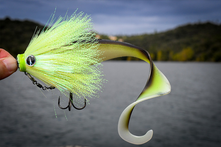 Pour un déplacement d’eau important et un signal visuel massif, les têtes “bucktail” telles que la Mustache Rig de chez VMC ont déjà fait leur preuve dans la traque des gros brochets 