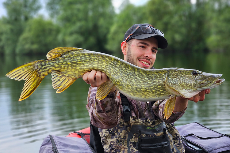 Pêche d’un brochet en float-tube