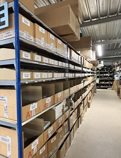 Stockage des pièces détachées dans l'atelier SAV Pacific Pêche