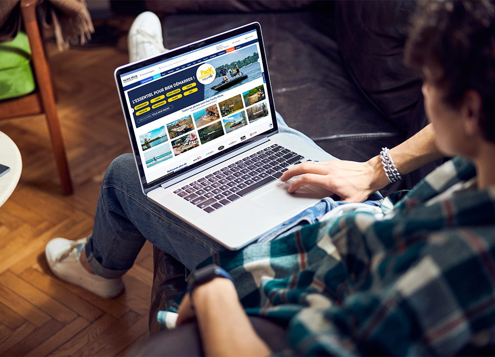 Client préparant ses achats de pêche en ligne