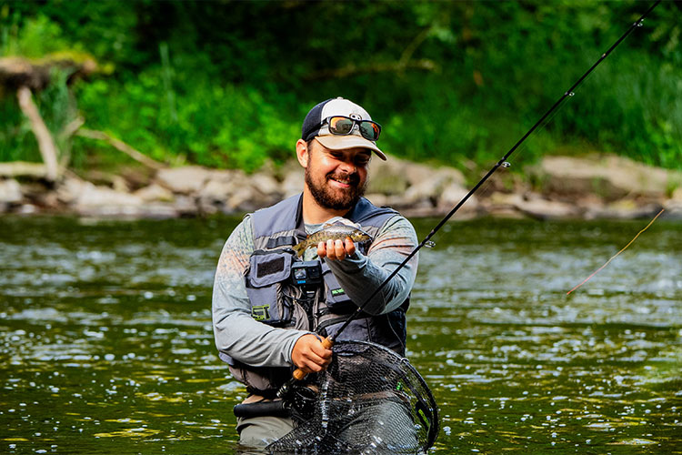 Se déplacer discrètement pour ne pas effrayer les poissons