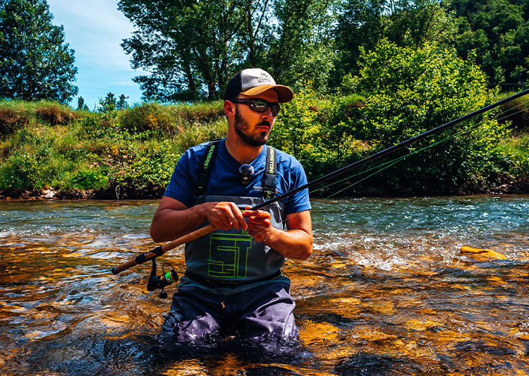 Homme qui pêche en rivière